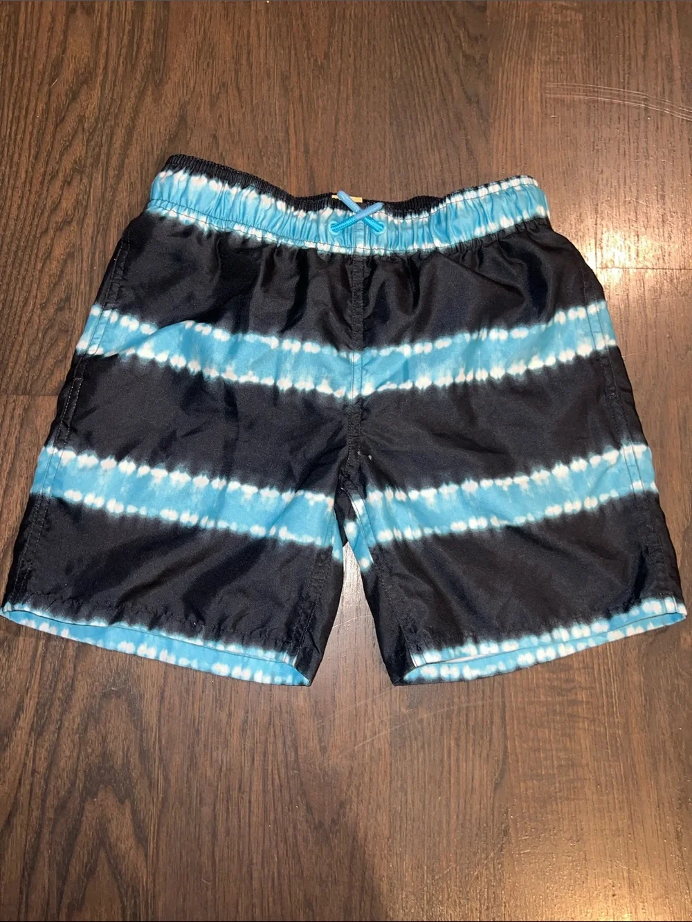 Boys 'Always Chillin' Graphic Rash Guard & Black Blue Tie-Dye Swim Shorts Set-M